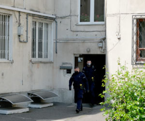  Poszukiwana kobieta zabarykadowała się w mieszkaniu