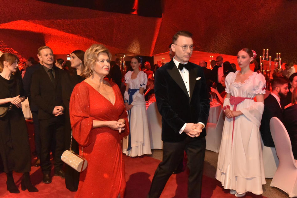 XIV Marszałkowski Bal Dobroczynny w CKK Jordanki. Zdjęcia ze środka. Efektowne kreacje VIP-ów
