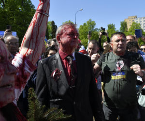 Ambasador Rosji Siergiej Andriew oblany sokiem z buraka przez aktywistów w 2022r.