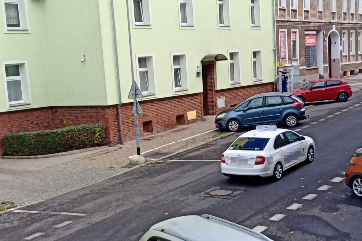 Taksówkarze jeżdżą "pod prąd" na ulicy Wilków Morskich