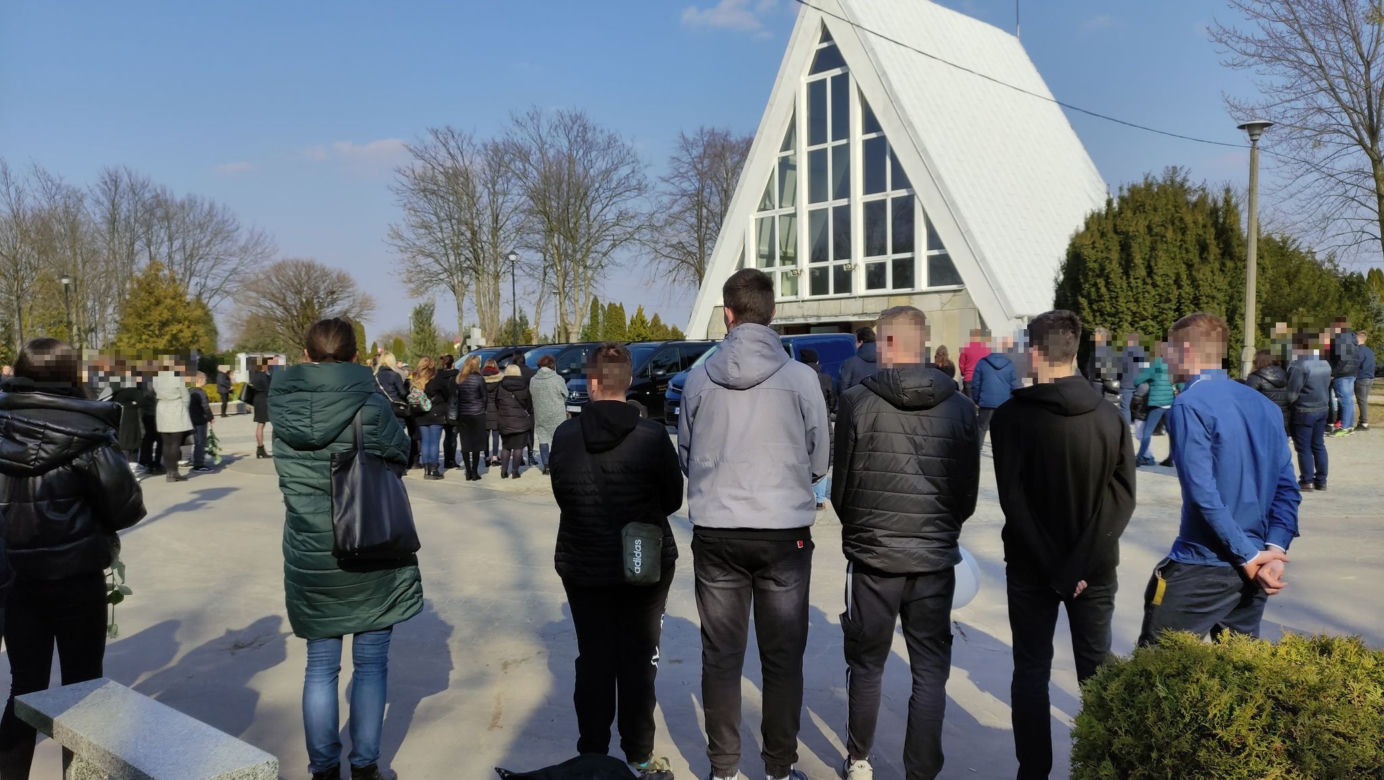 Pogrzeb zamordowanych chłopców w Płocku. Matka rozpacza nad urnami synków 