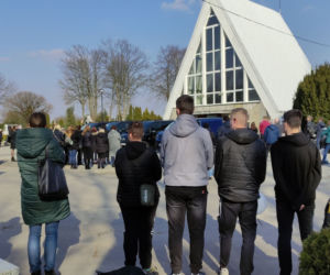 Pogrzeb zamordowanych chłopców w Płocku. Matka rozpacza nad urnami synków 