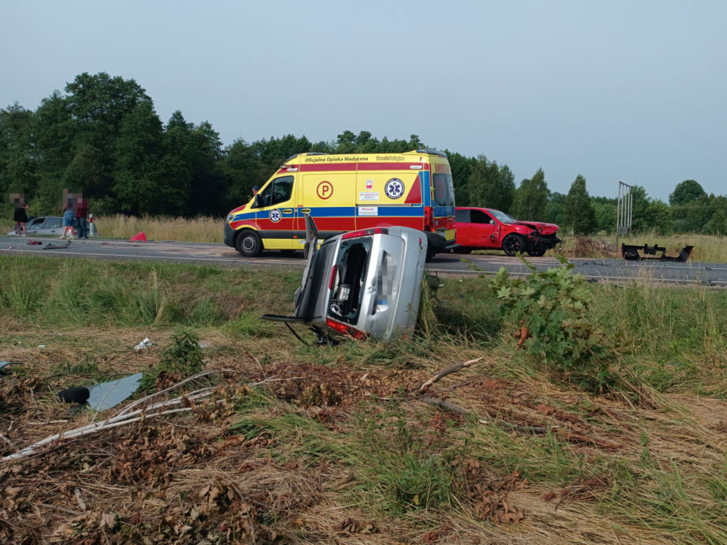 Roztrzaskali się na drodze. Dramatyczny wypadek, strażacy wycinali ludzi z wraków