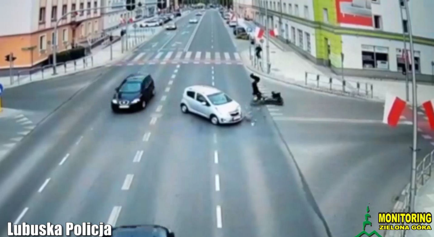 Przerażający wypadek w Zielonej Górze! Motocyklista wyleciał w powietrze po zderzeniu z chevroletem [ZDJĘCIA].
