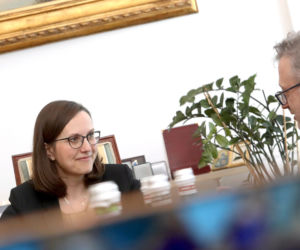 Wicenaczelny Super Expressu Hubert Biskupski w rozmowie z minister finansów Magdaleną Rzeczkowską