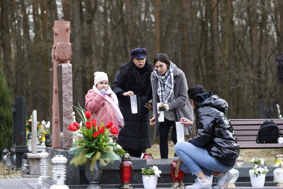 Ewa Krawczyk na grobie męża w rocznicę jego śmierci