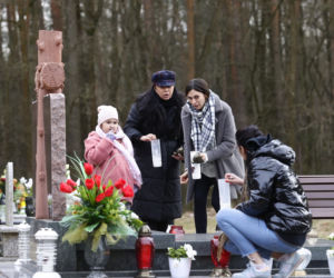 Ewa Krawczyk na grobie męża w rocznicę jego śmierci