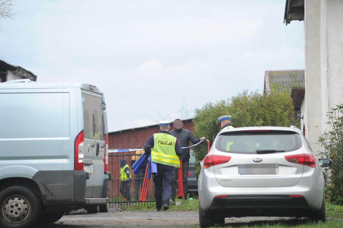 Rzucił się na policjantów z nożami, zastrzelili go
