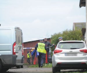 Rzucił się na policjantów z nożami, zastrzelili go
