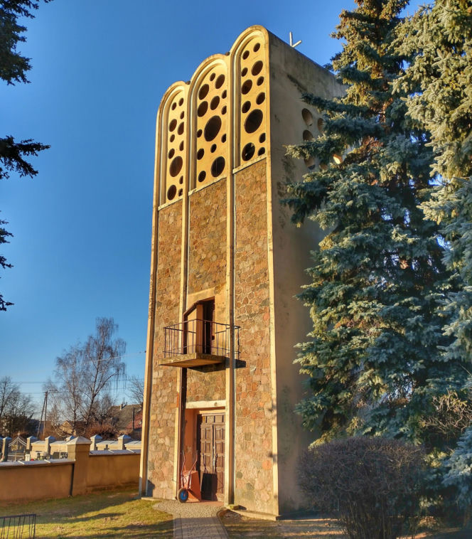 To jedno z najciekawszych miast w województwie łódzkim. W PRL-u stało się polską stolicą cebuli