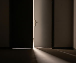 Brutalny atak na Targówku. Co ujawniło nagranie z monitoringu?