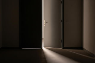 Brutalny atak na Targówku. Co ujawniło nagranie z monitoringu?