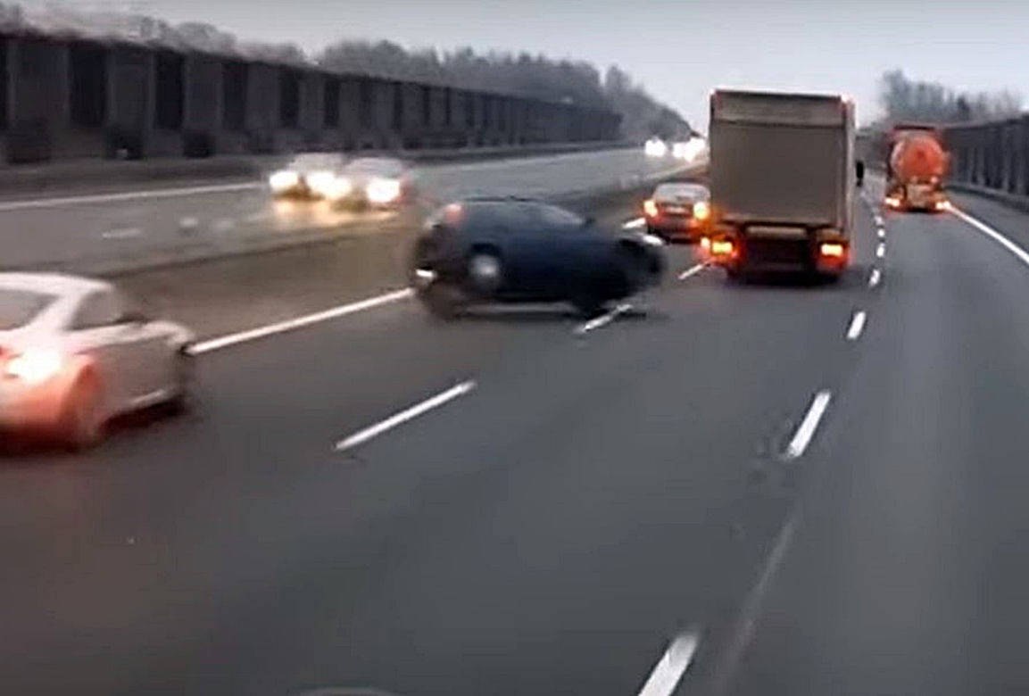 Groźne zdarzenie na autostradzie A4. Samochód zahaczył o audi i dachował 