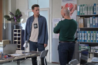 „Pierwsza miłość” odc. 4147 streszczenie. Piotrek wścieka się na brak postępów w śledztwie. Zniecierpliwiony, przekracza granice i wymusza na France zeznania