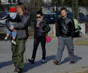 Cichopkowie chodzą z nianią na spacer