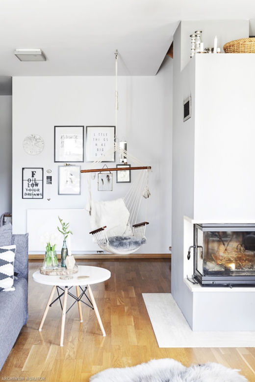 Salon z kuchnią w apartamencie w stylu skandynawskim