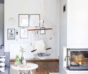 Salon z kuchnią w apartamencie w stylu skandynawskim