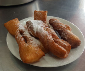 Tłusty czwartek w ZSGH w Grudziądzu. Uczniowie smażyli pączki i faworki