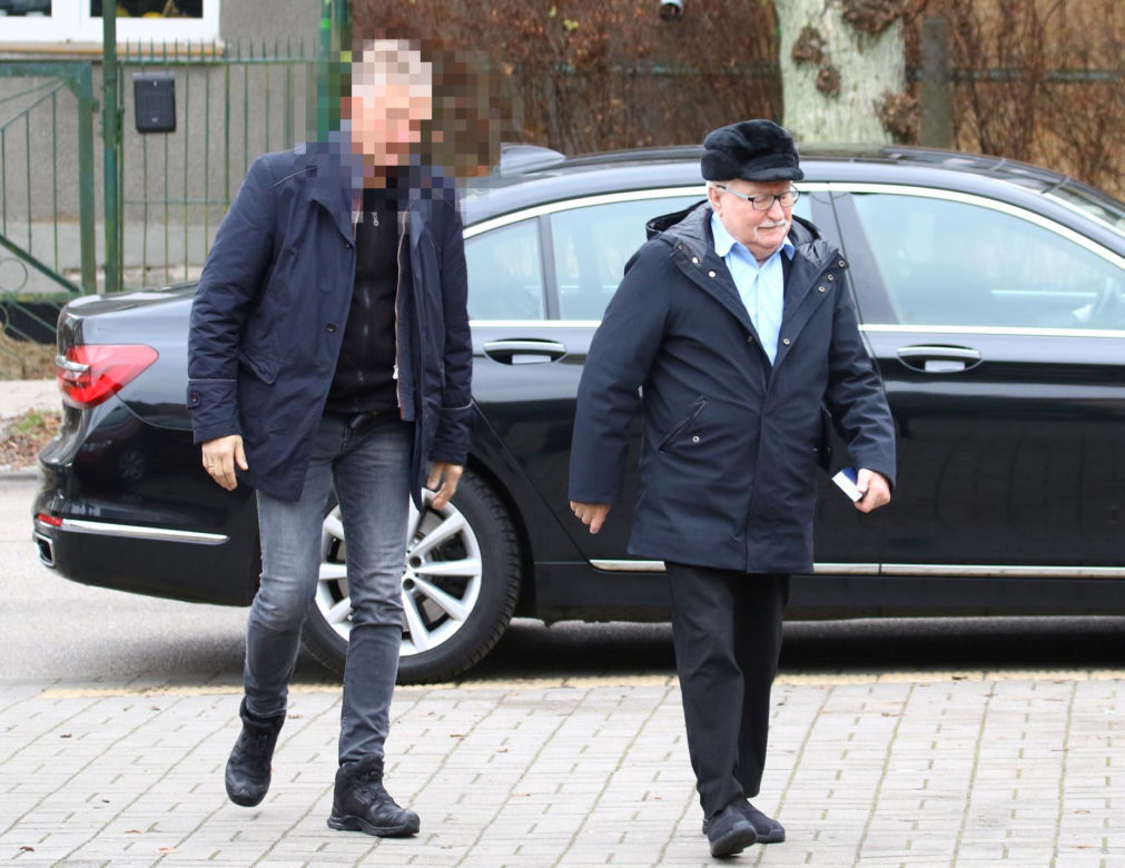 Lech Wałęsa zupełnie sam w pustym kościele. Pojechał się pomodlić tuż przed świętami