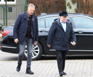 Lech Wałęsa zupełnie sam w pustym kościele. Pojechał się pomodlić tuż przed świętami