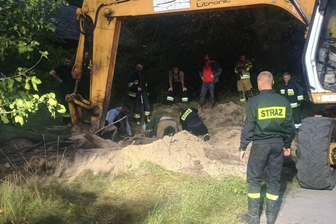 Koń wpadł do studni. Akcja ratunkowa trwała ponad 8 godzin