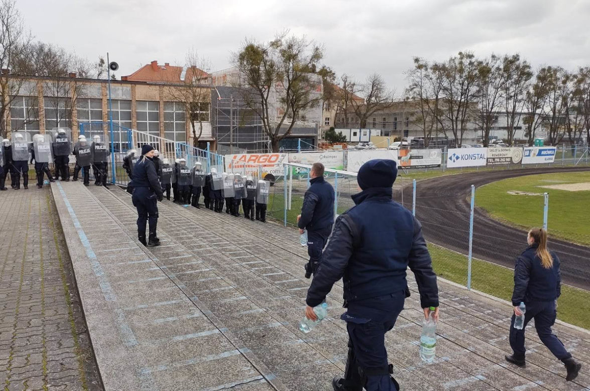Ćwiczenia policji na stadionie w Iławie