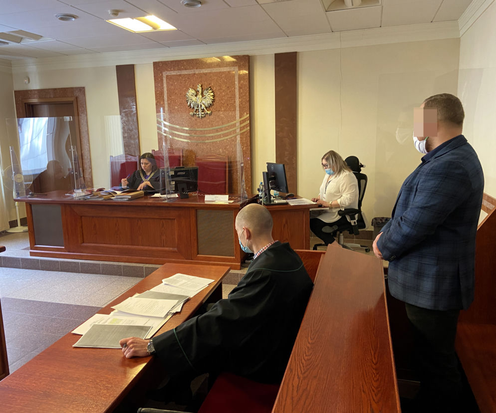 Policjant drogówki postrzelił uciekiniera w pośladek. Stanął przed sądem