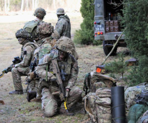 Brytyjscy żołnierze, ćwiczenia na poligonie