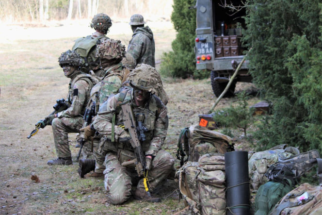 Brytyjscy żołnierze, ćwiczenia na poligonie