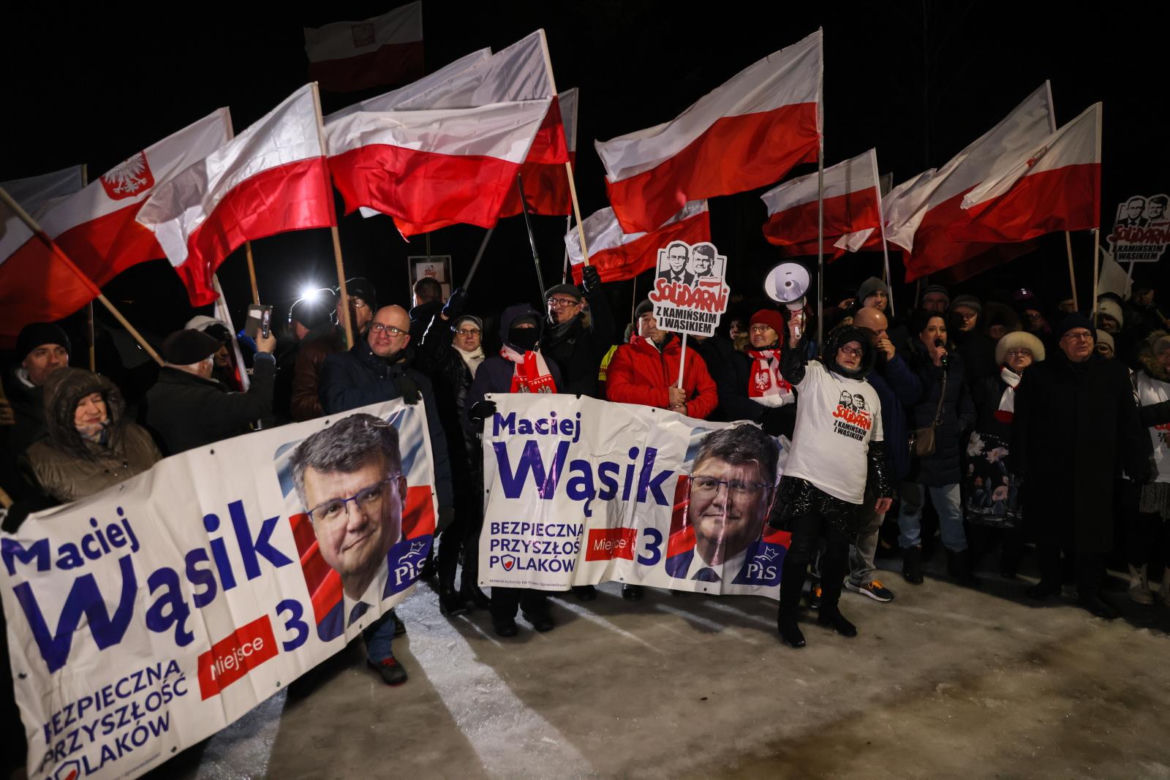 Manifestacje przed zakładami karnymi, w których przebywali Mariusz Kamiński i Maciej Wąsik