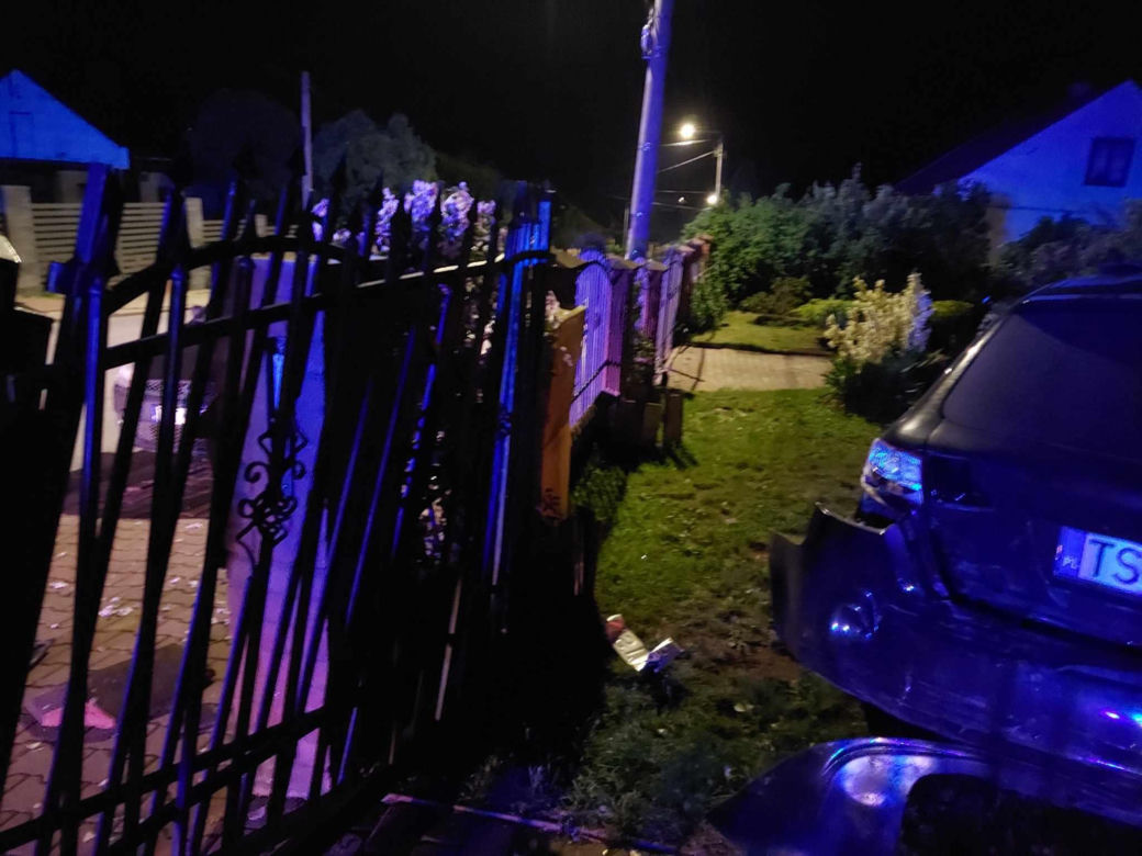 Nocny wypadek na Moniuszki w Starachowicach. Kierowca Audi uciekł z miejsca zdarzenia