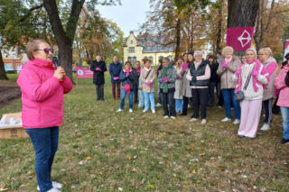 Posadzili kolejne żonkile w Lesznie. W dniu walki z rakiem piersi