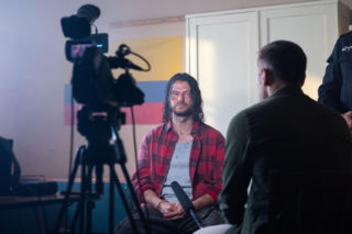 Milczący więzień reaguje dopiero na zdjęcie Janka w telefonie