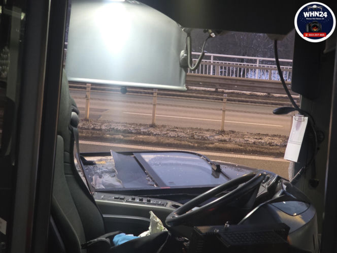 Wypadek na Trasie Łazienkowskiej. Autobus i trzy auta rozbite