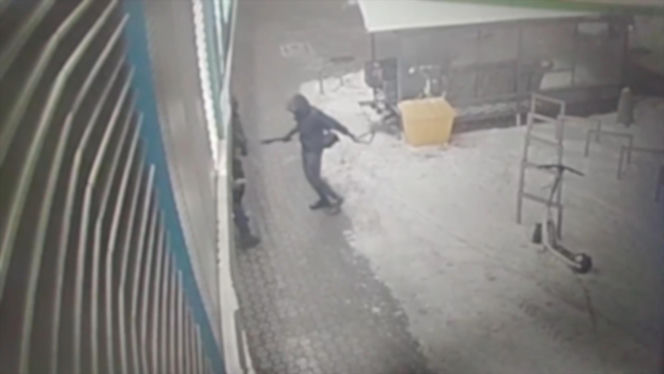 Brutalny atak na Targówku. Ranili 16-latka maczetą! Wstrząsające nagranie!