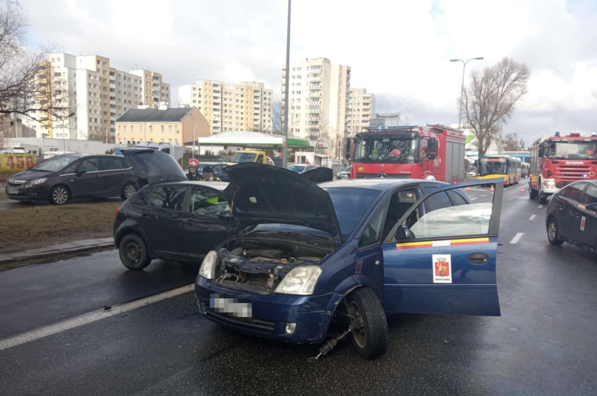 Koszmarny wypadek na Radzymińskiej. Trzy auta rozbite, kierowca w szpitalu
