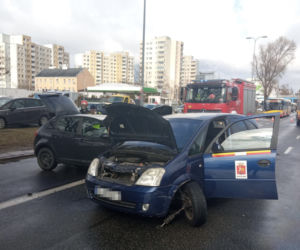 Koszmarny wypadek na Radzymińskiej. Trzy auta rozbite, kierowca w szpitalu