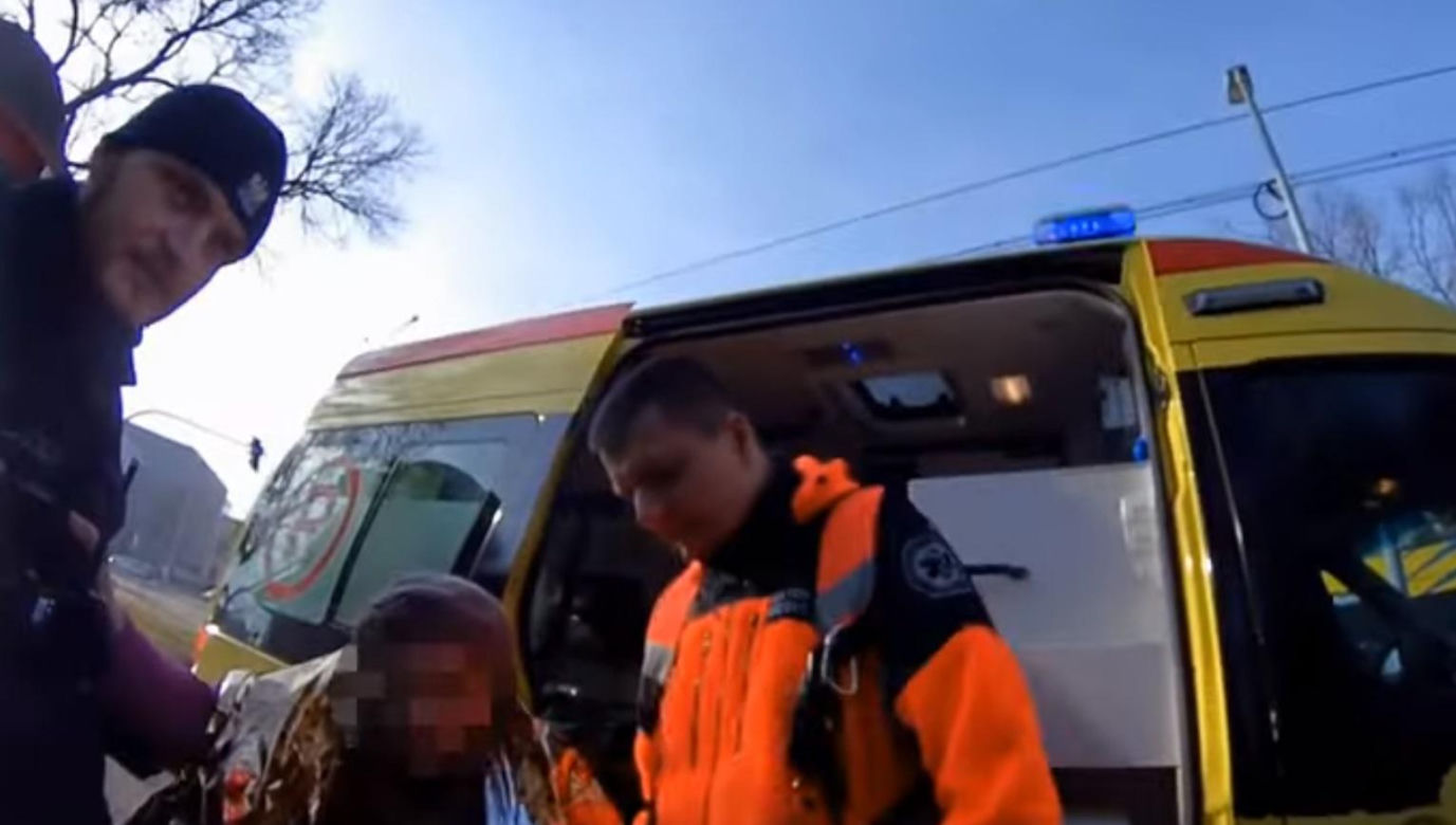 Zziębnięta seniorka odnaleziona na przystanku w Toruniu