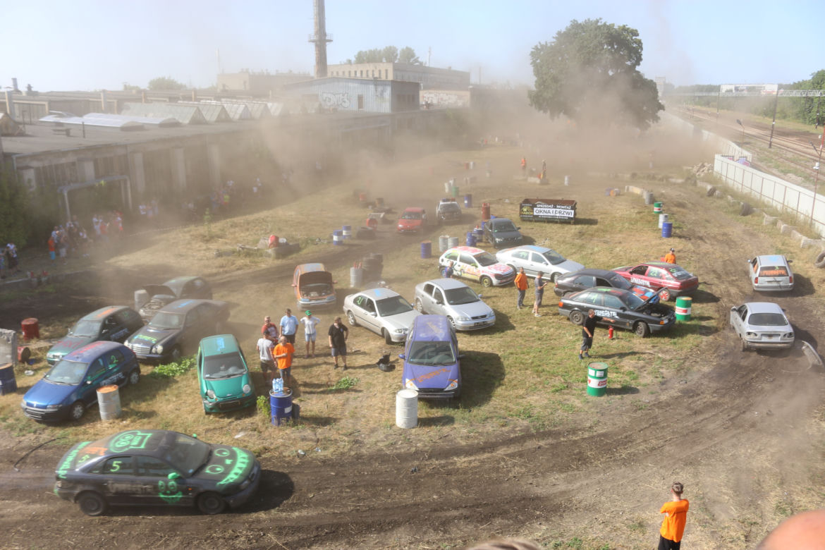 Charytatywny Wrak Race. Andrzej z Plutycz i Adam Kraśko zbierali pieniądze dla chorej Dominiki