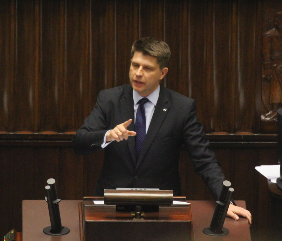  Bolesny upadek Petru na nartach