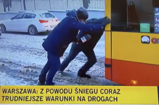Reporter TVN24 pchał autobus. To nagranie z Warszawy jest hitem internetu. Śnieżyca dała się we znaki [WIDEO]