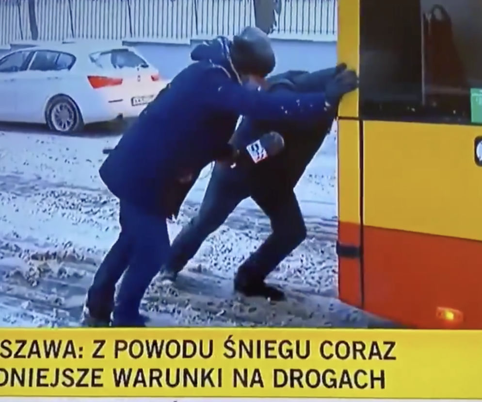 Reporter TVN24 pchał miejski autobus