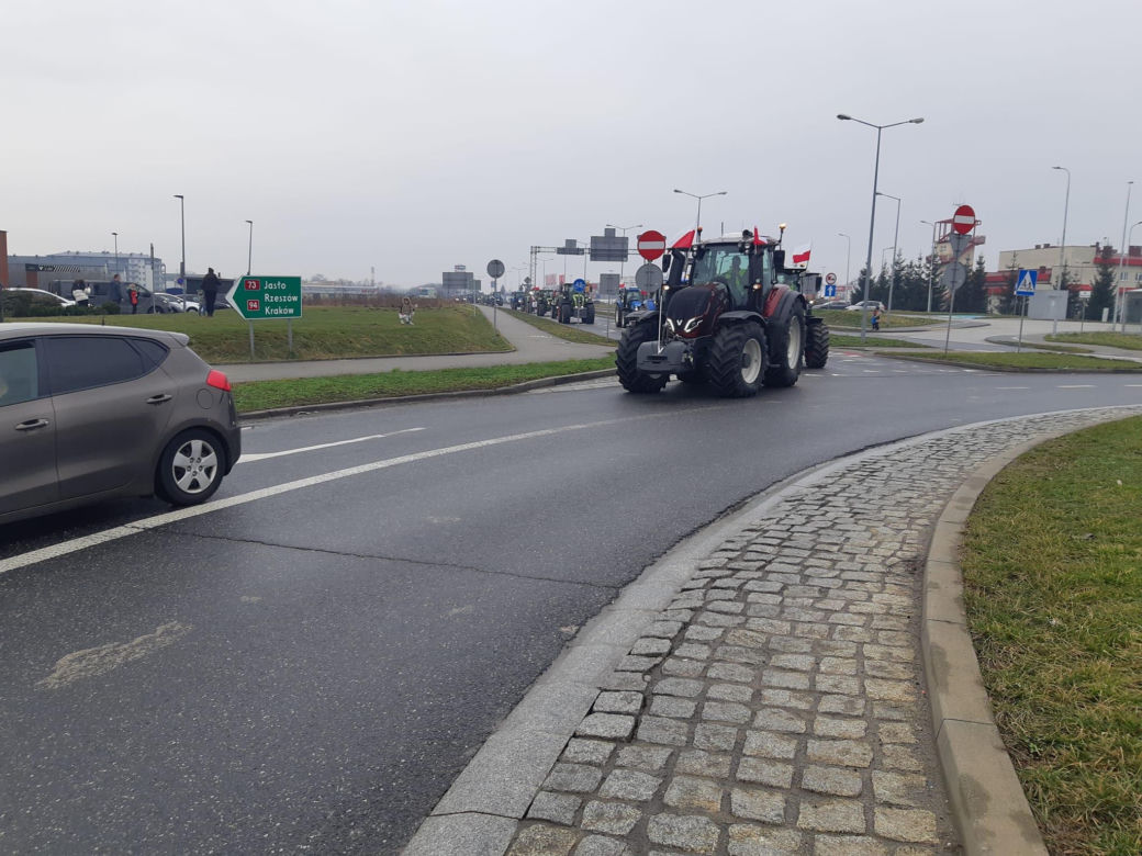 Strajk rolników w Tarnowie. Policja i rolnicy pod stadionem Bruk Betu Termaliki Nieciecza. Przejazd przez miasto