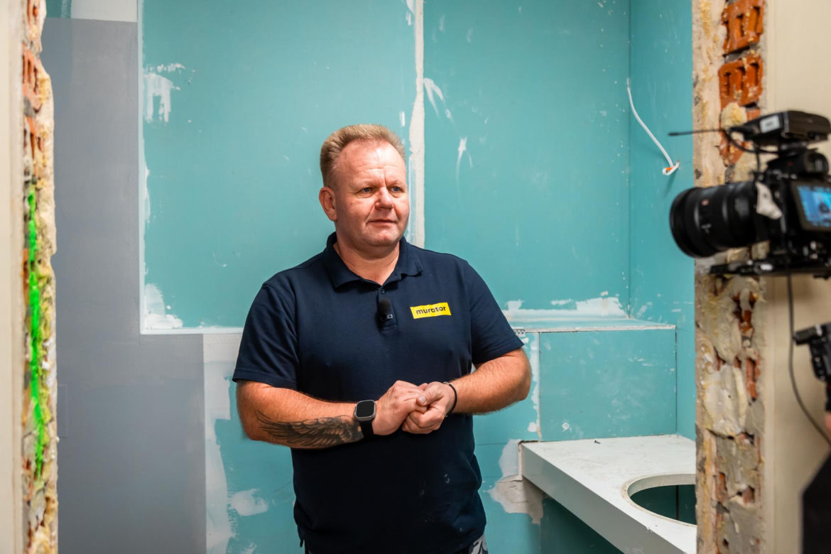 Jak układać płytki na ścianie? Backstage z nagrania "Murator Remontuje"