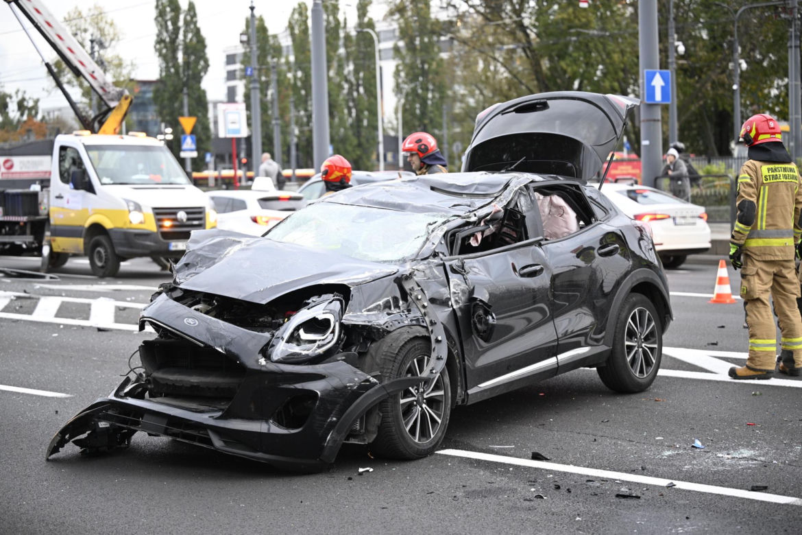 Dachowanie w Warszawie! Wcześniej na tej ulicy doszło do śmiertelnej masakry