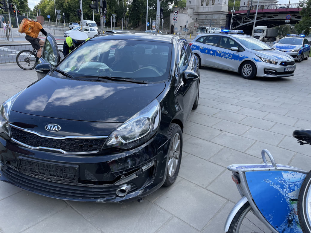 Zasłabł za kierownicą zjeżdżając z mostu Poniatowskiego w Warszawie. Zdemolował stację Veturilo