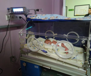 Rudzki szpital zaświecił na fioletowo. W piątek obchodziliśmy Światowy Dzień Wcześniaka [ZDJĘCIA]