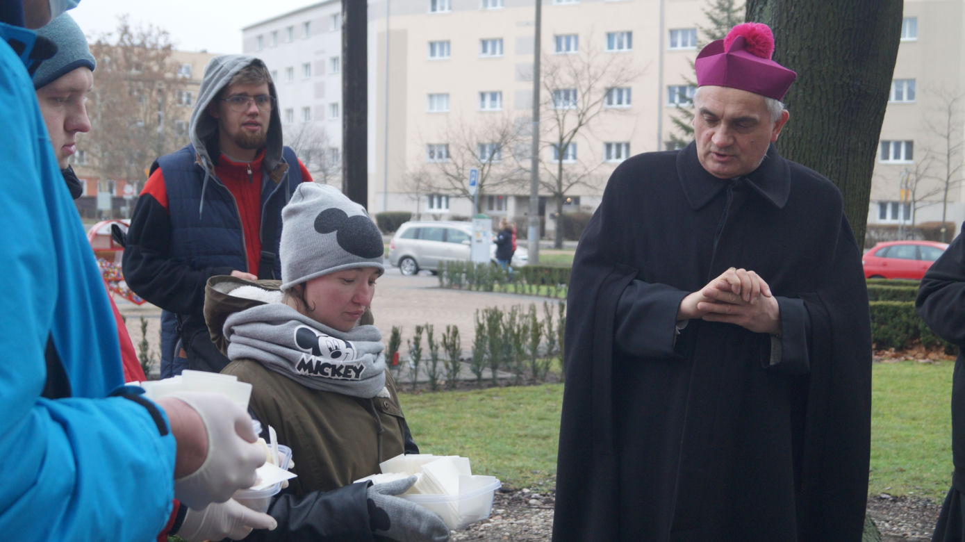 Wigilia dla bezdomnych i potrzebujących przed bydgoską Bazyliką [ZDJĘCIA]