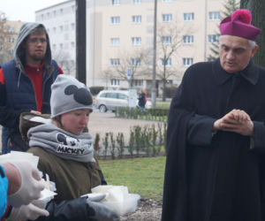 Wigilia dla bezdomnych i potrzebujących przed bydgoską Bazyliką [ZDJĘCIA]