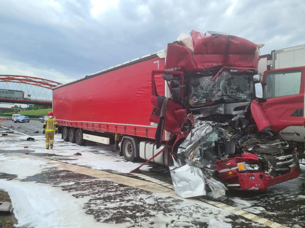 Zderzenie ciężarówek z osobówką na A1. Lądował helikopter LPR